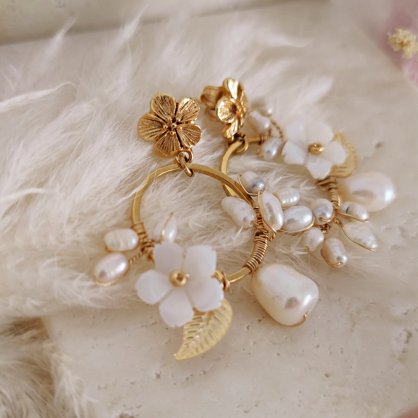 Orecchini Boho da sposa con girali floreali, perle e fiori in madreperla // CRISALIDE