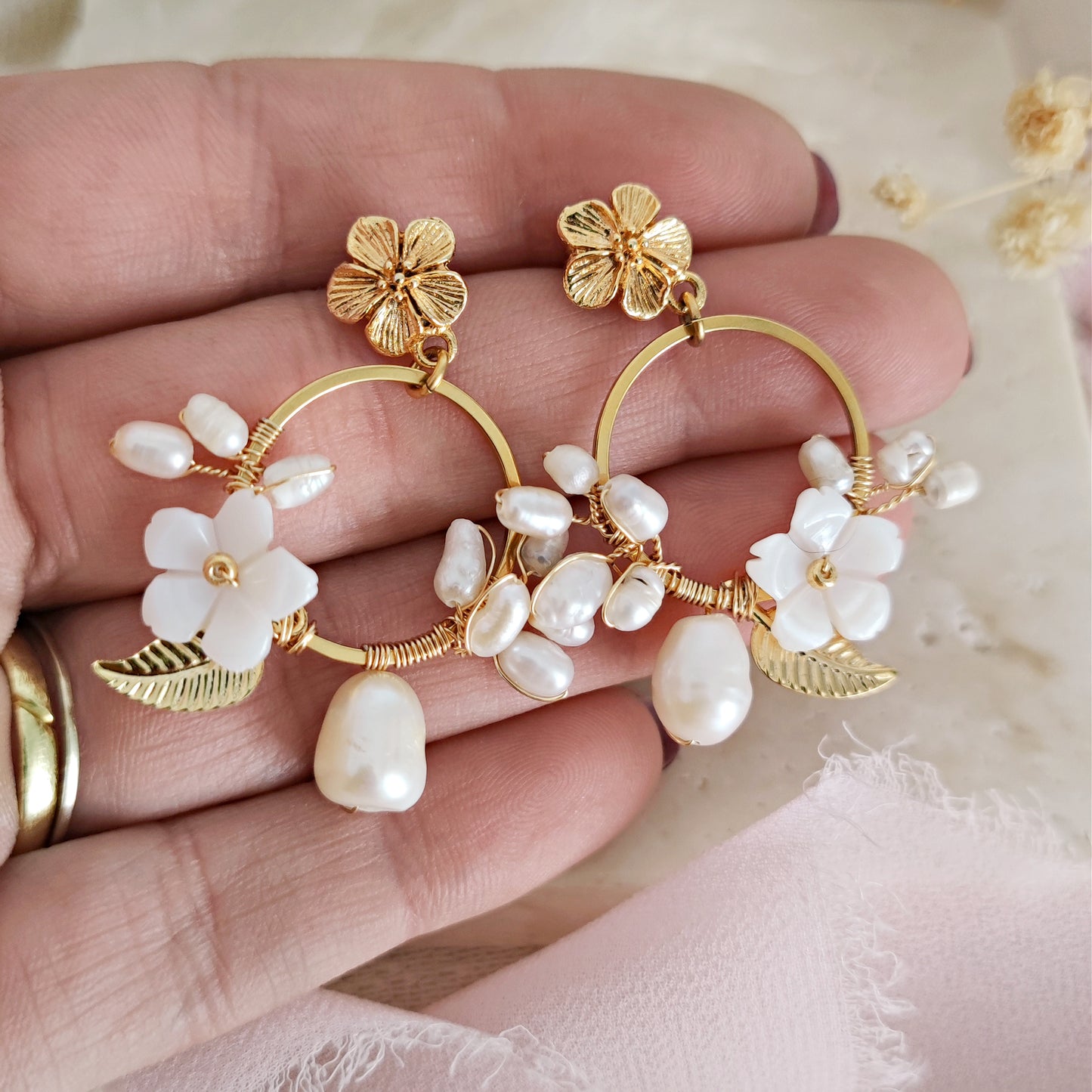 Orecchini Boho da sposa con girali floreali, perle e fiori in madreperla // CRISALIDE