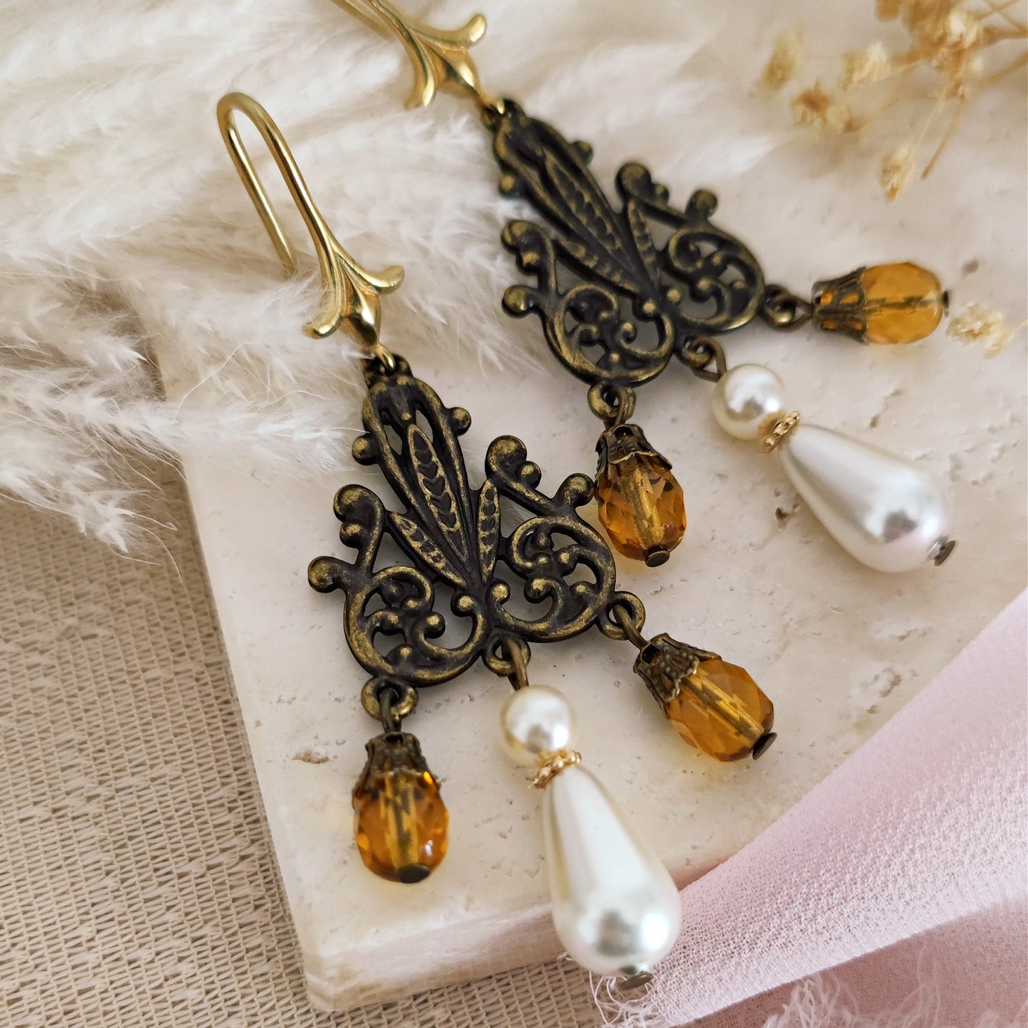 Orecchini chandelier Marie-Thérèse in bronzo e gocce light topaz