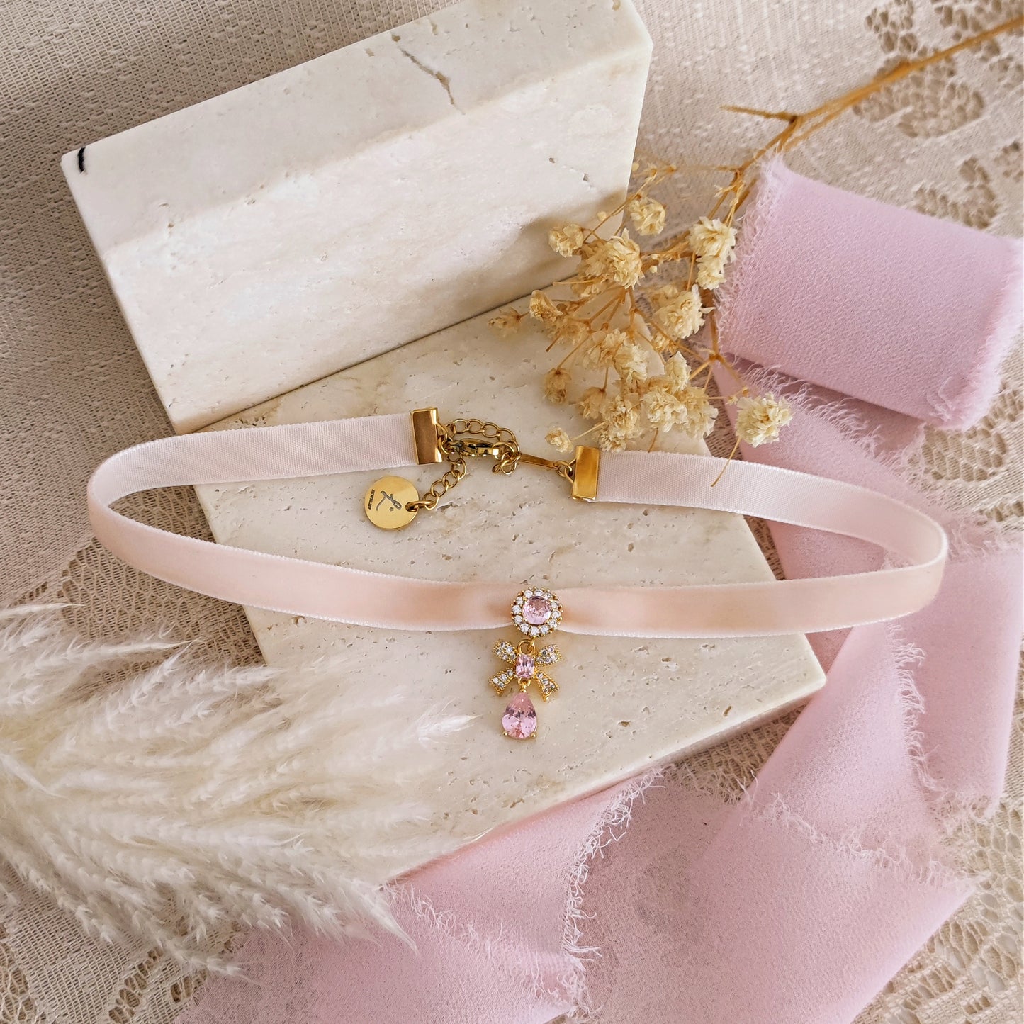 Girocollo in velluto rosa con goccia e fiocco di cristallo, Principessa Coquette, PrincessCore e RoyalCore