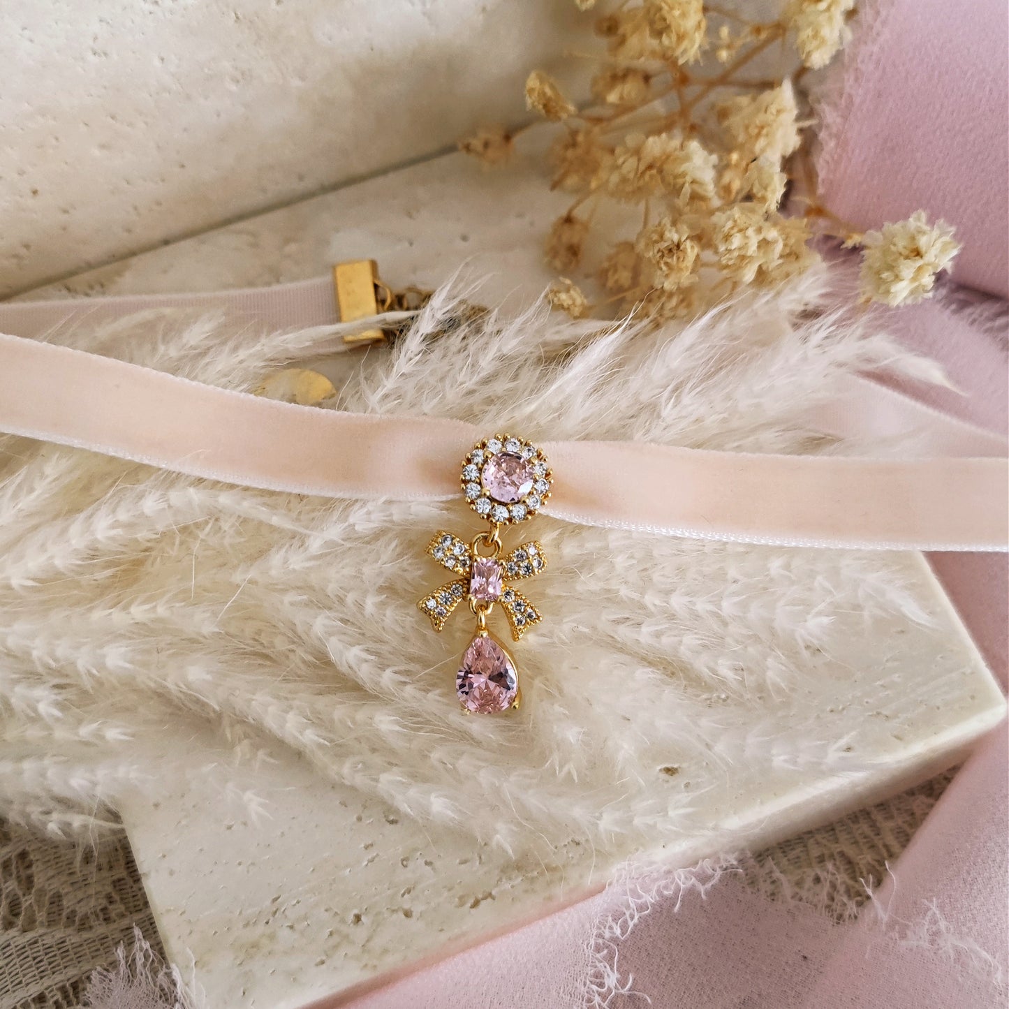 Girocollo in velluto rosa con goccia e fiocco di cristallo, Principessa Coquette, PrincessCore e RoyalCore