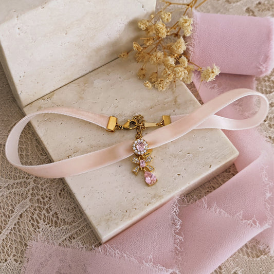 Girocollo in velluto rosa con goccia e fiocco di cristallo, Principessa Coquette, PrincessCore e RoyalCore