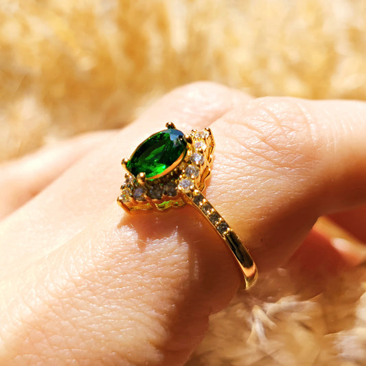 Anello regolabile "Demeter" con cristallo verde smeraldo