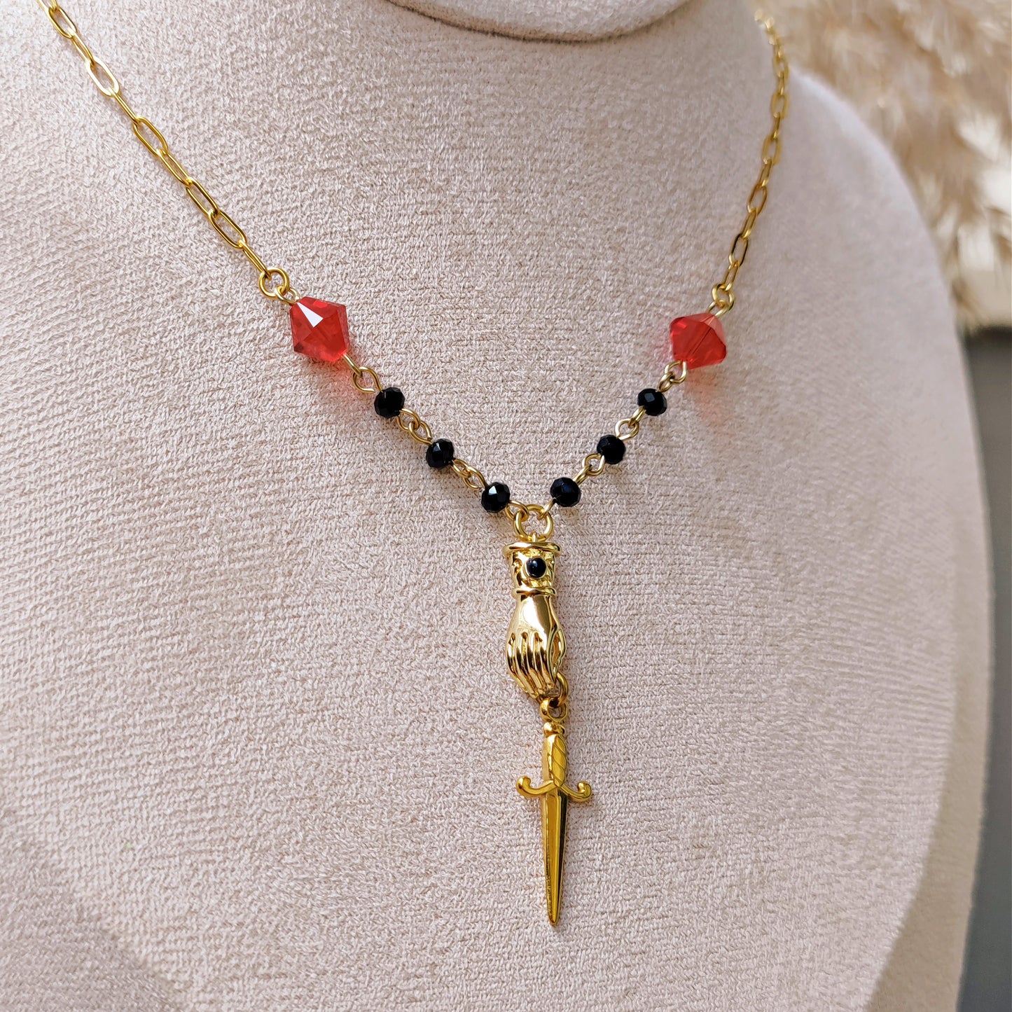 Collana "Ares" con guanto, pugnale e cristalli
