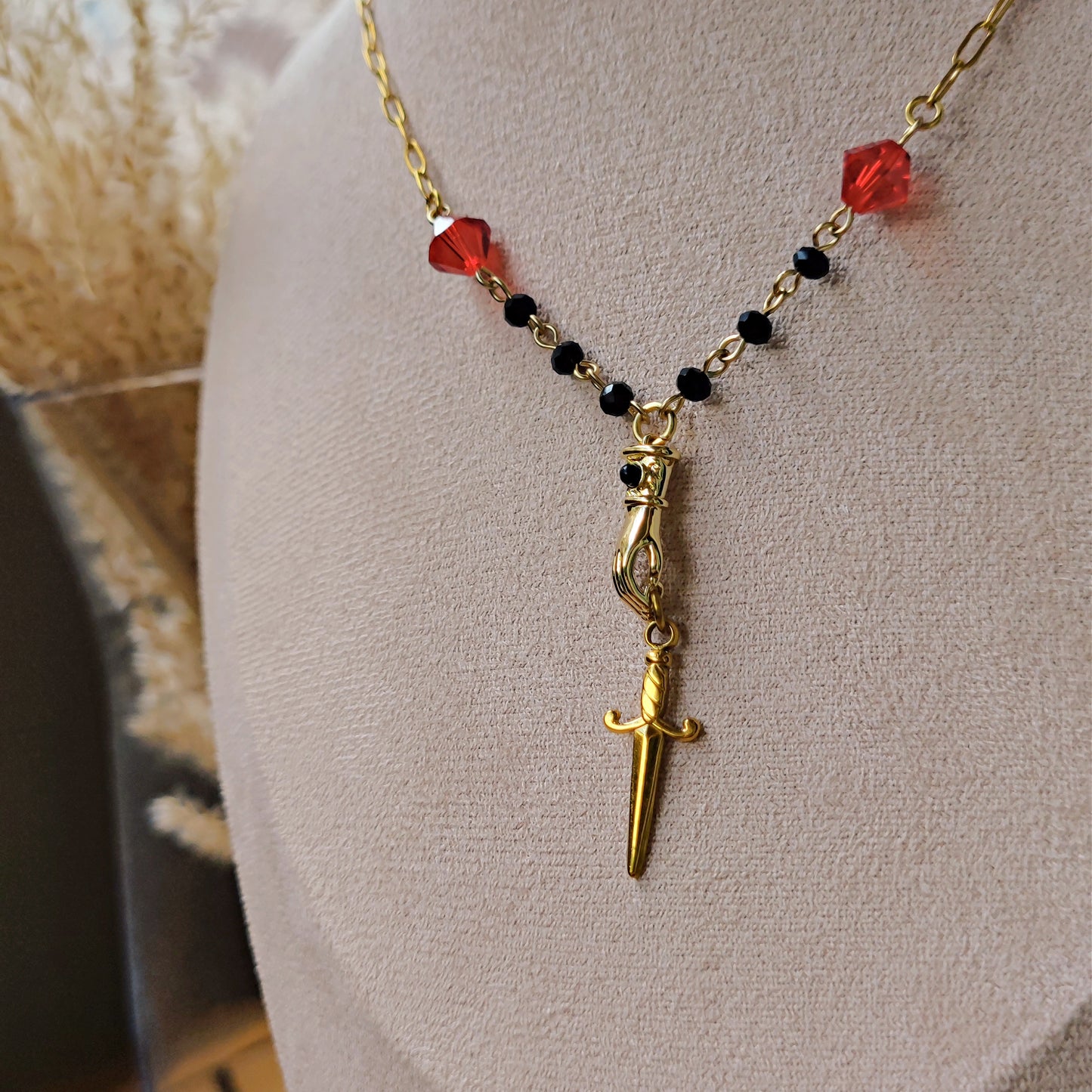 Collana "Ares" con guanto, pugnale e cristalli