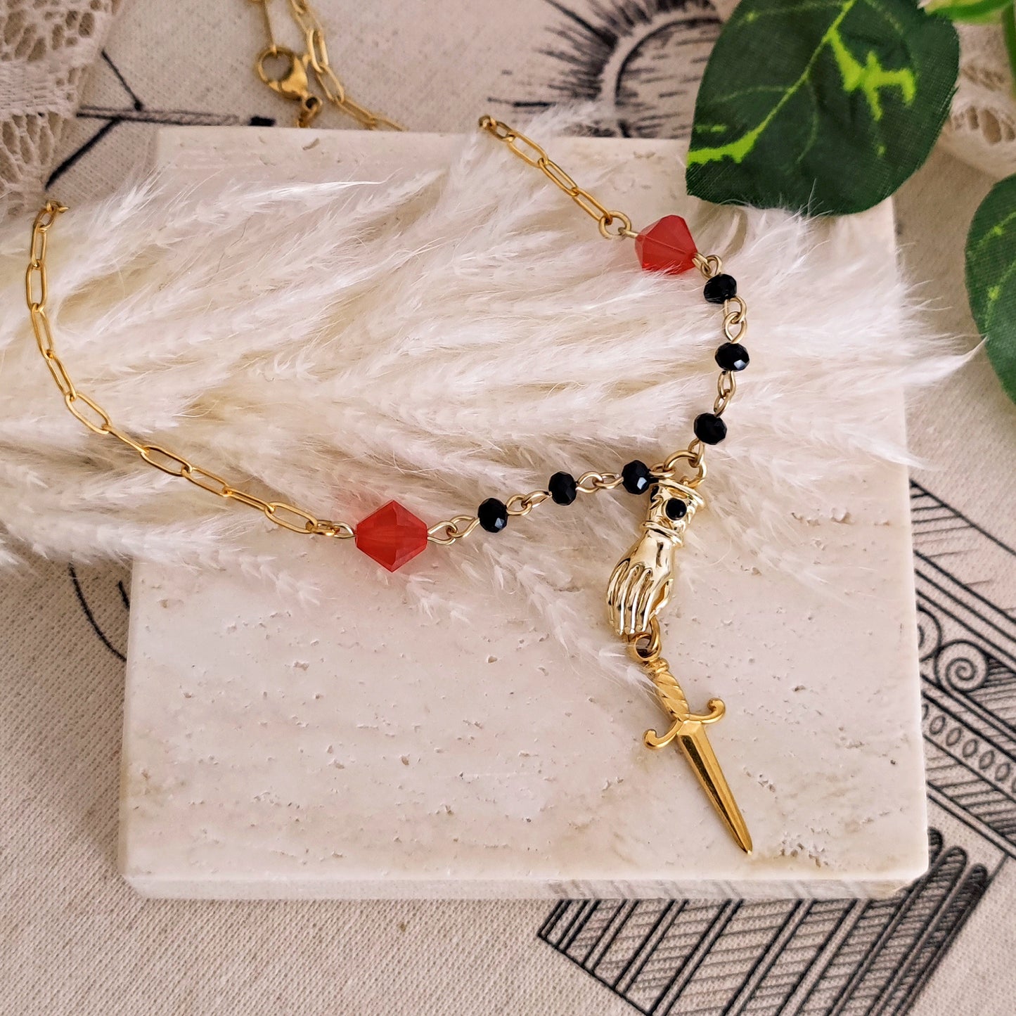 Collana "Ares" con guanto, pugnale e cristalli