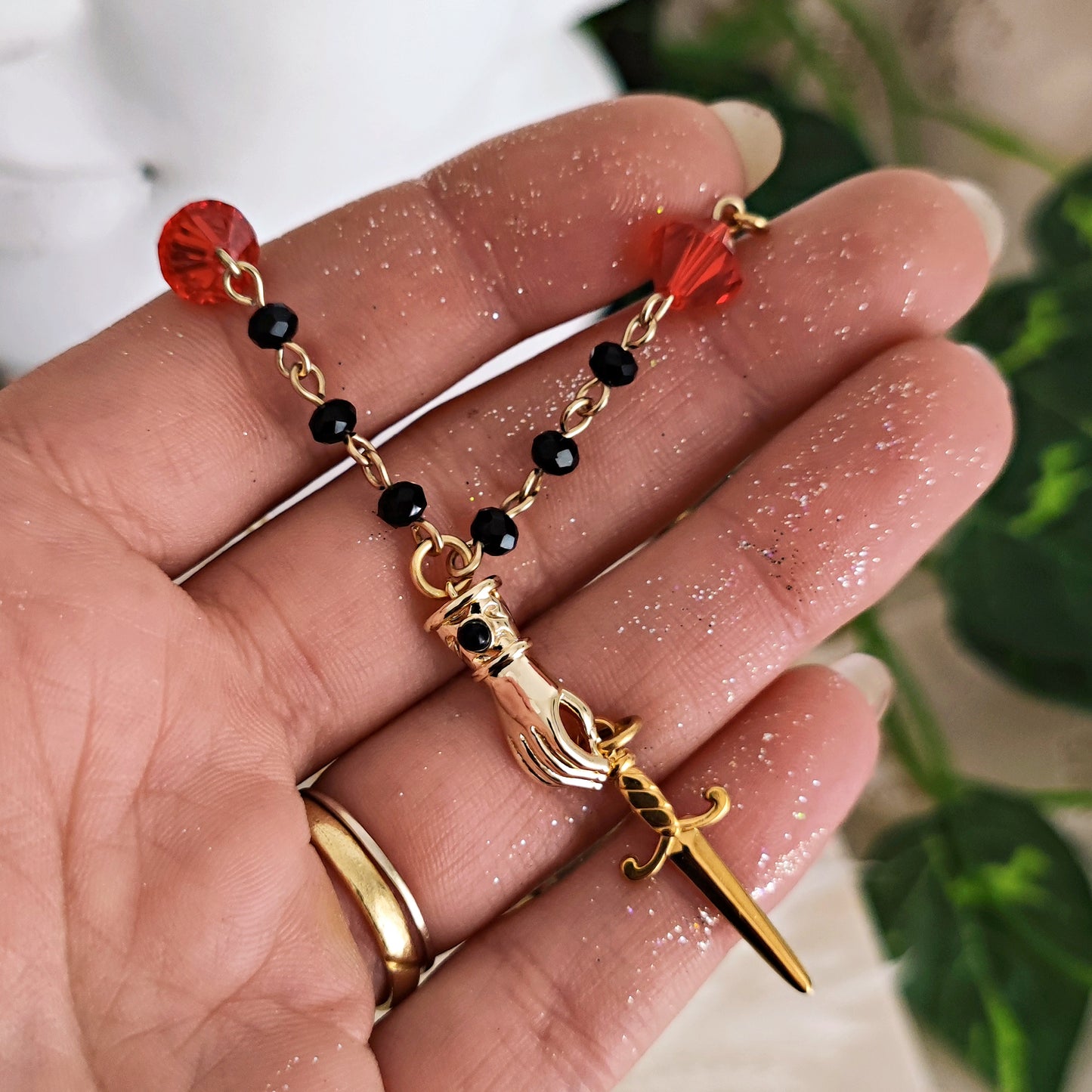 Collana "Ares" con guanto, pugnale e cristalli