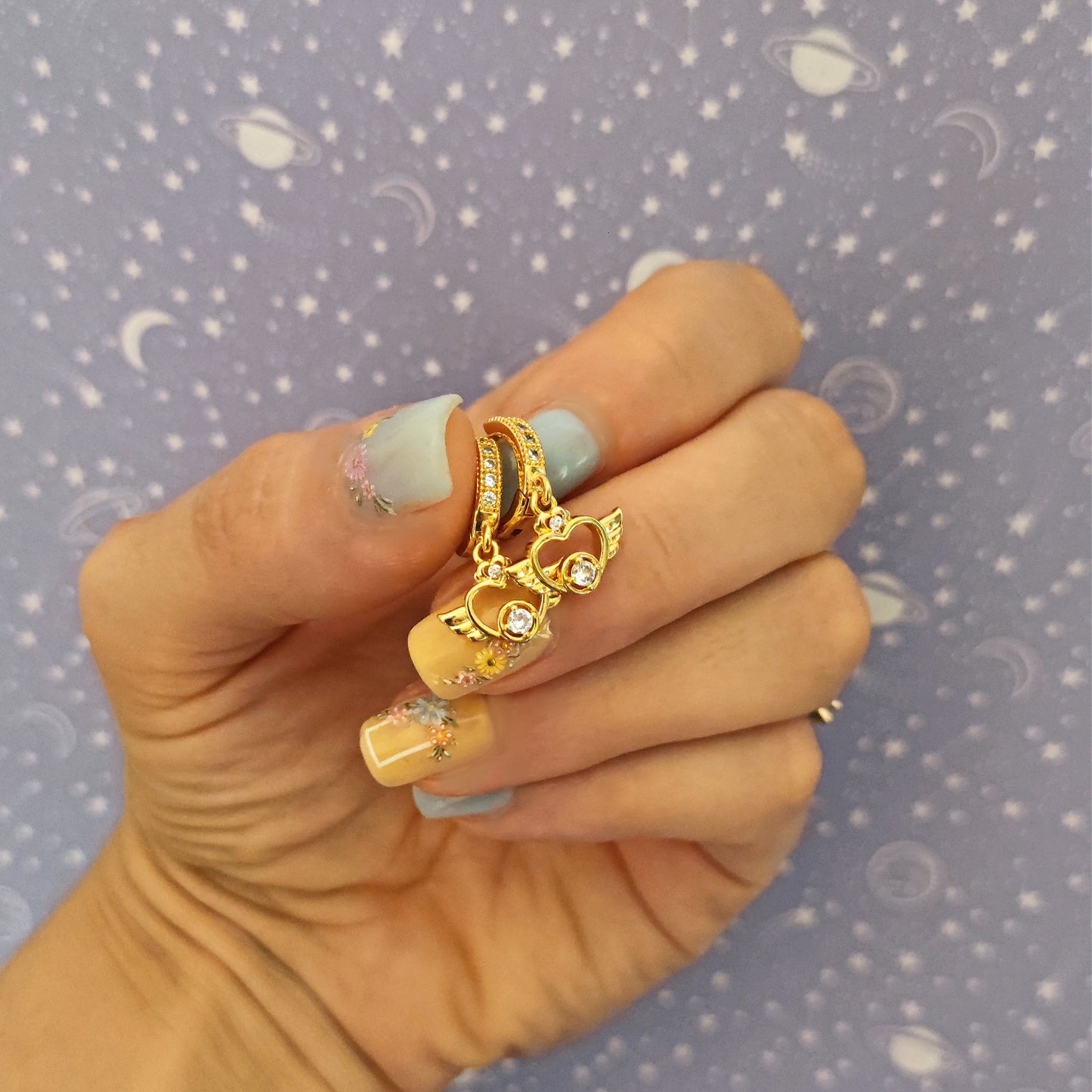 Orecchini micro-hoops "Winged Heart" con cristalli