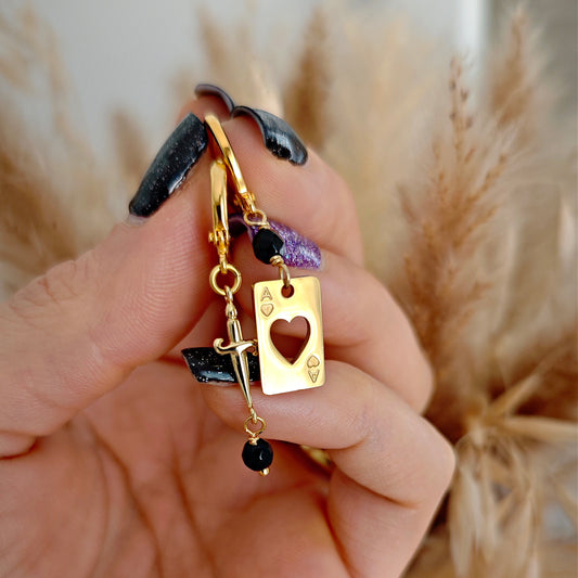 Orecchini hoops dorati carta e spada con Onice // CROW CLUB