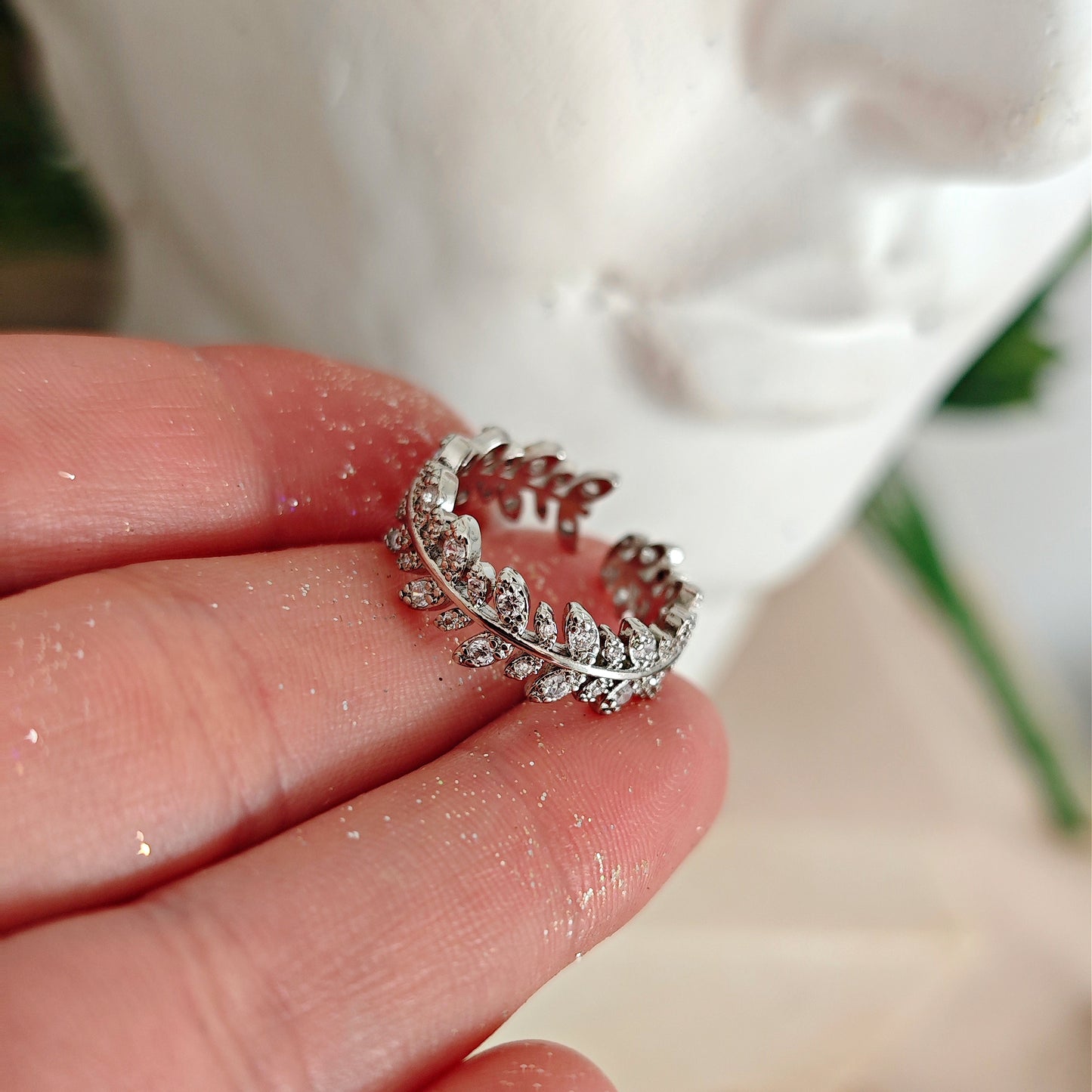 Anello regolabile "Athena" con foglie di ulivo e cristalli