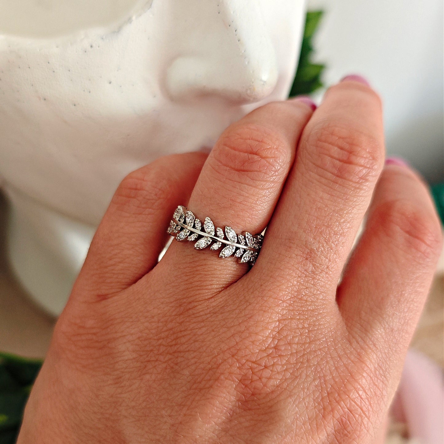 Anello regolabile "Athena" con foglie di ulivo e cristalli
