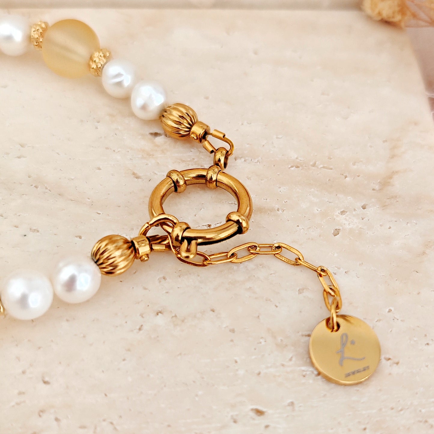 Bracciale "Golden Tide" con perle di fiume e conchiglie in ceramica