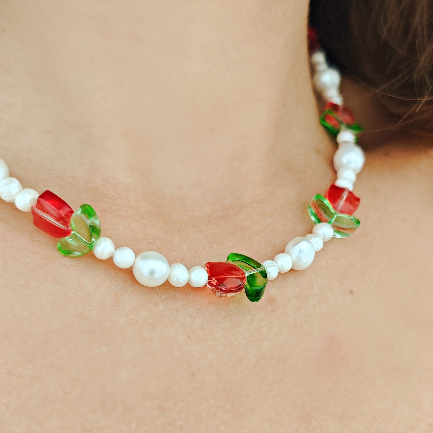 "Blooming Garden" necklace with freshwater pearls and red flowers