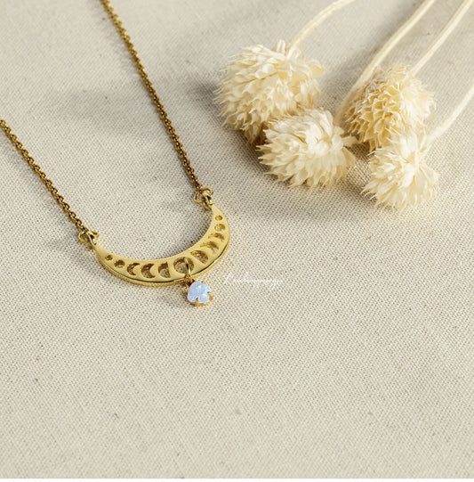 "Moon Phases" necklace with Moonstone