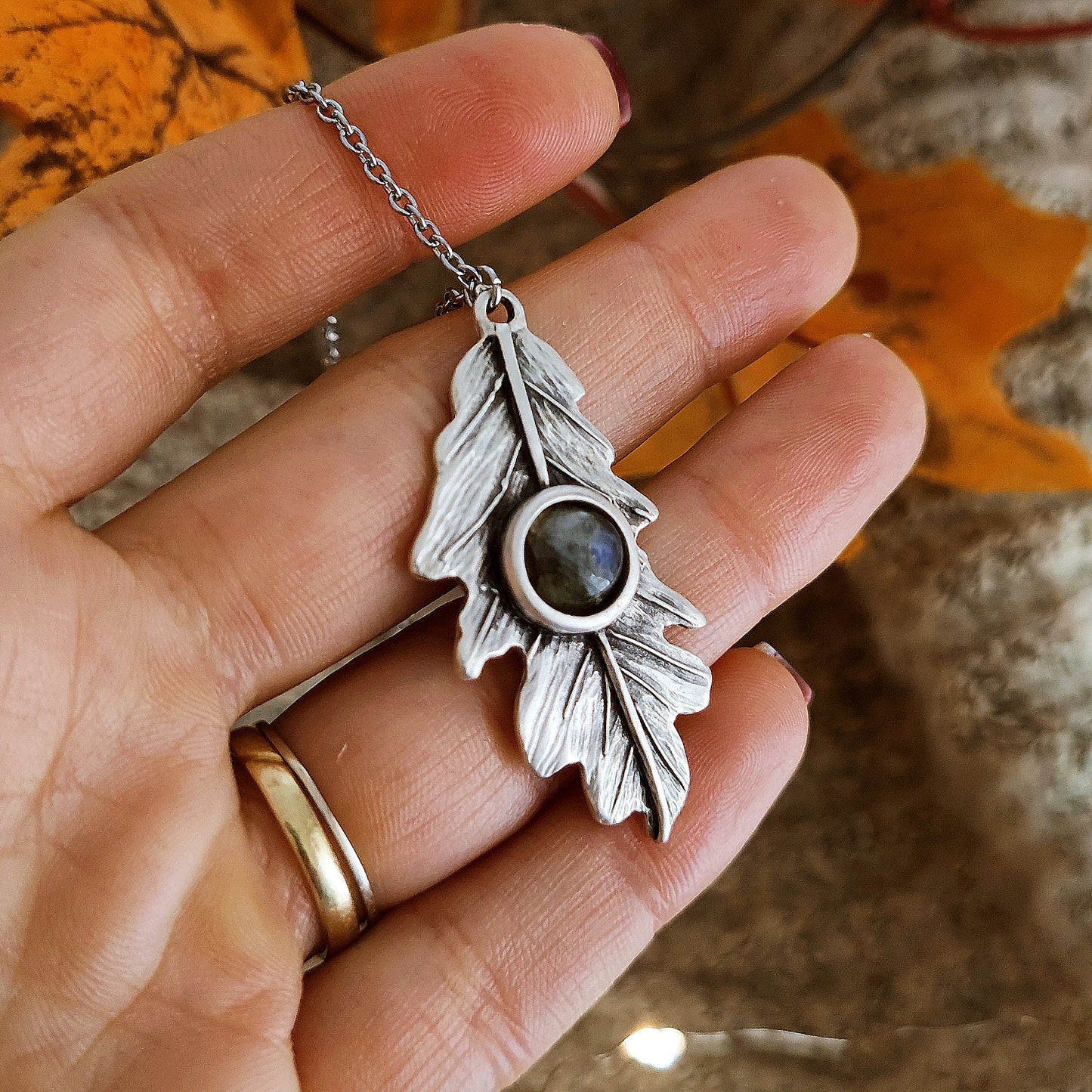 "Fairy Oak" necklace with Labradorite