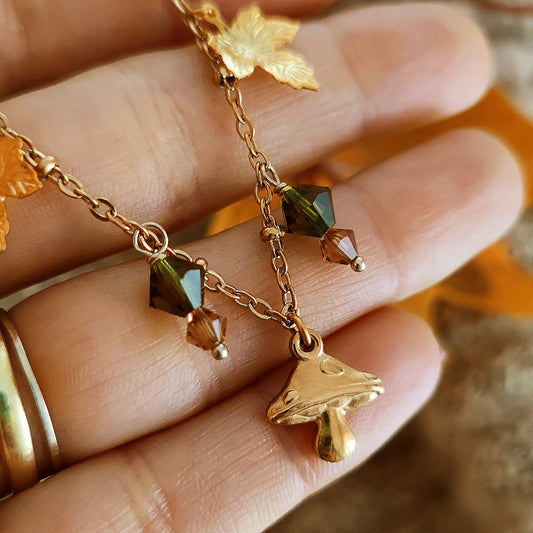 Collana choker "Magic Forest" con cristalli, foglie e fungo