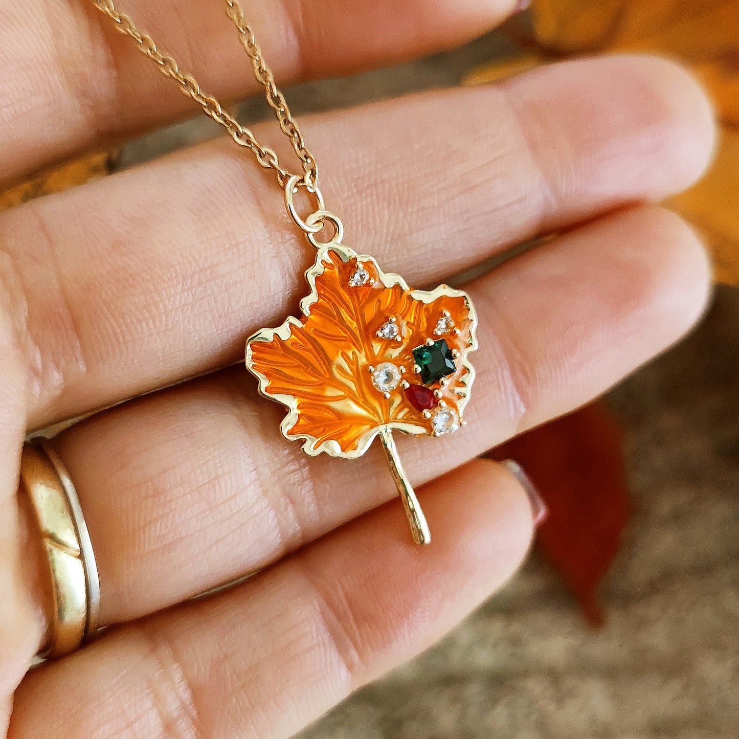 Collana "Orange Maple" smaltata con zirconia cubica