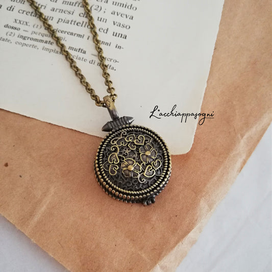 Collana locket "Poisoned Essence" con fiori essiccati