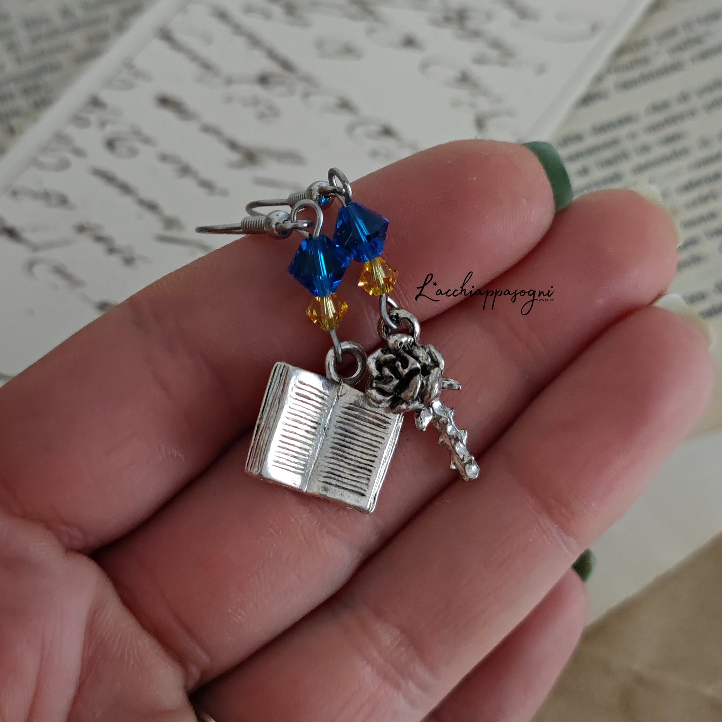Orecchini "Belle" con rosa e libro