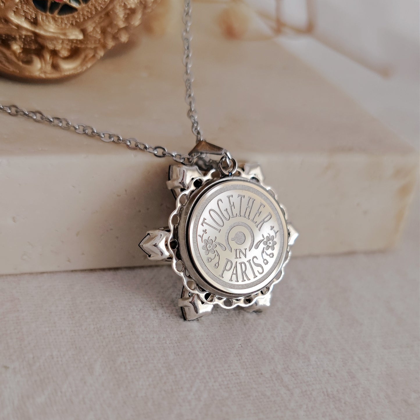 Anastasia con incisione Together in Paris Erinite Lacquer DeLite M - Silver