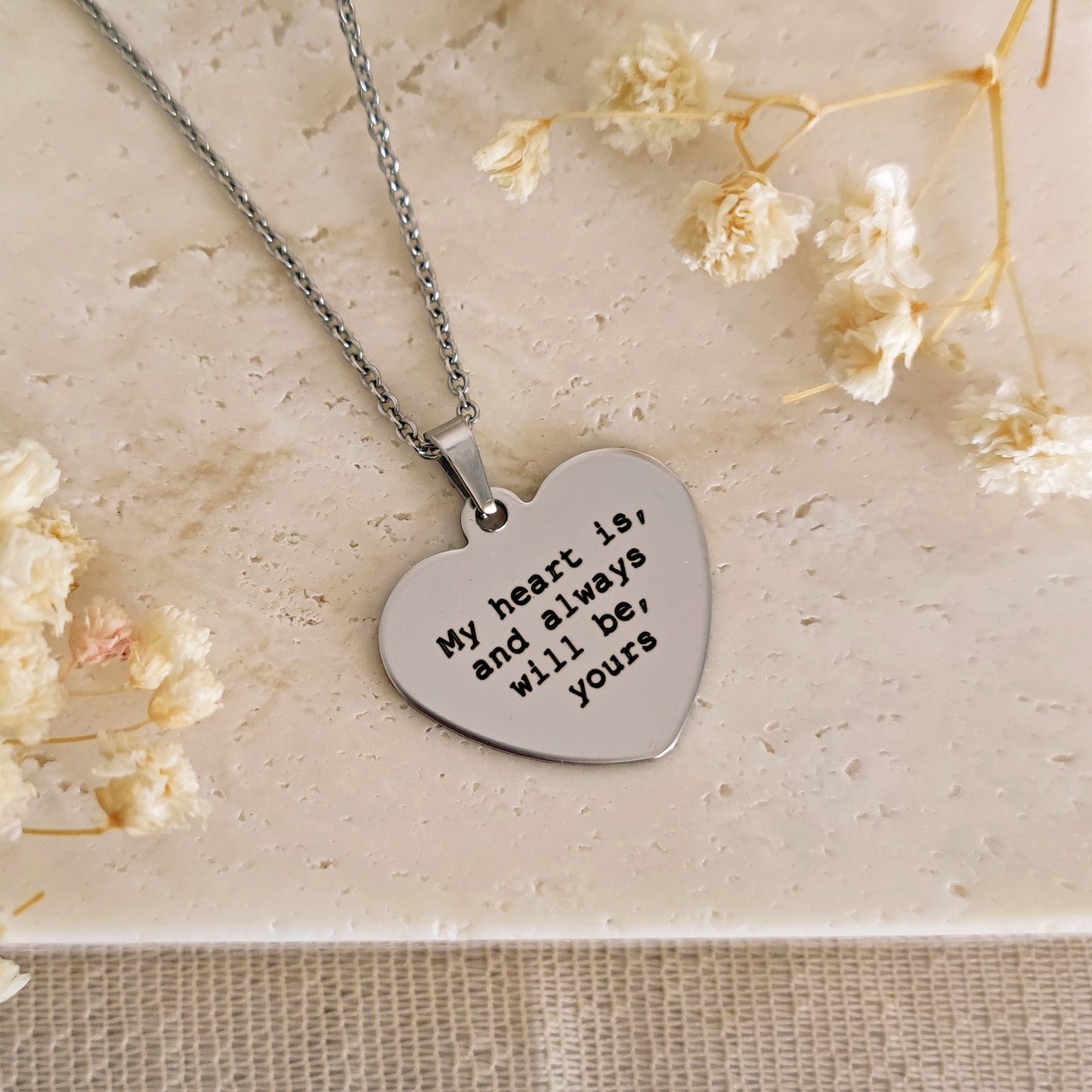 Collana con ciondolo cuore inciso / Serie "Literary Treasures"
