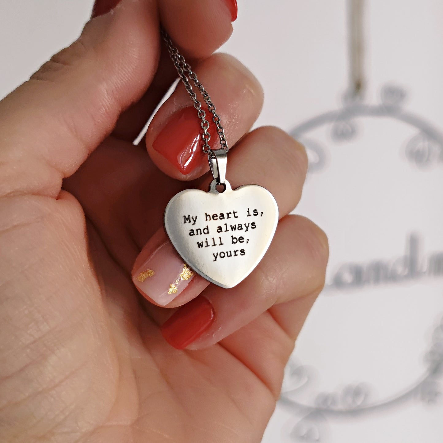 Collana con ciondolo cuore inciso / Serie "Literary Treasures"