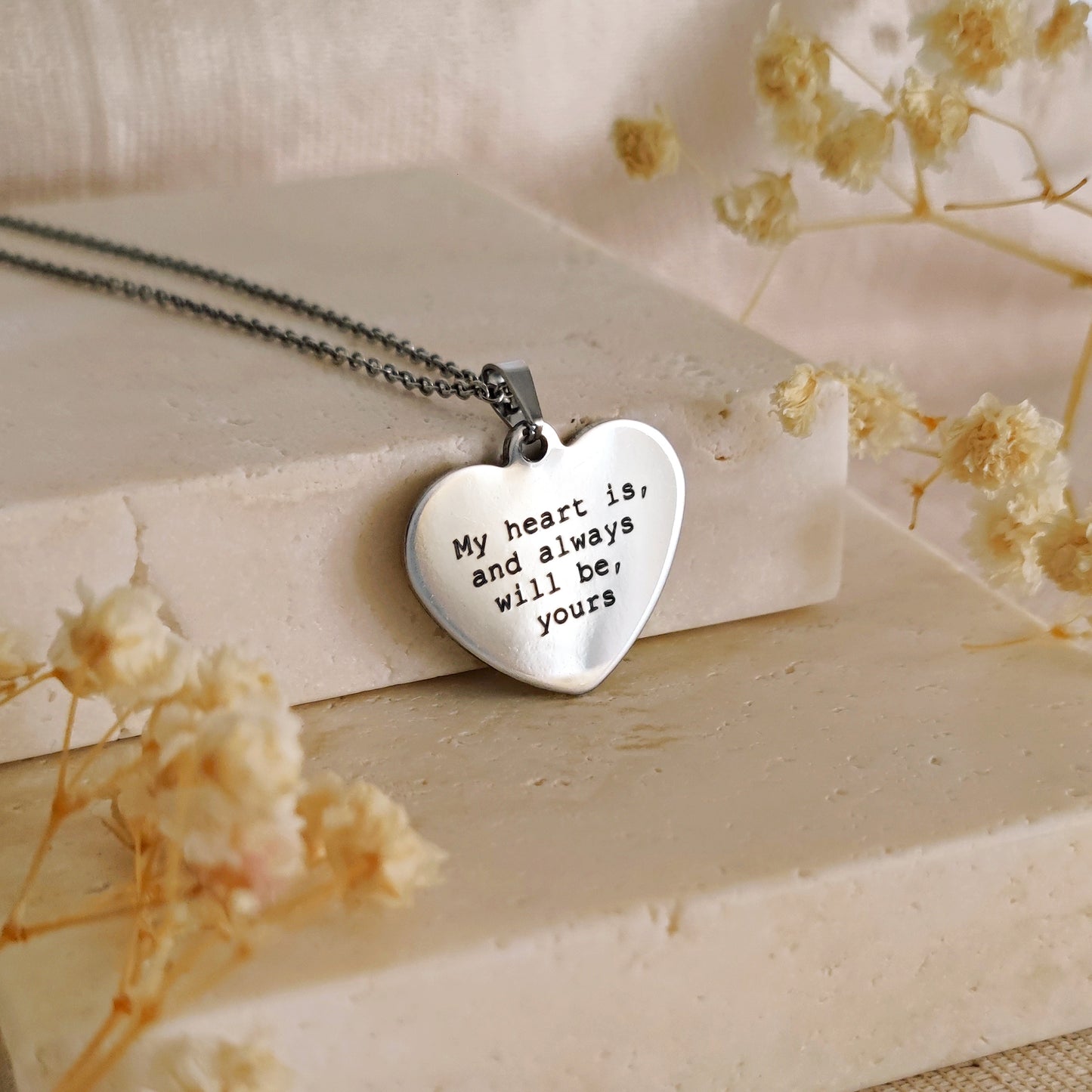 Collana con ciondolo cuore inciso / Serie "Literary Treasures"