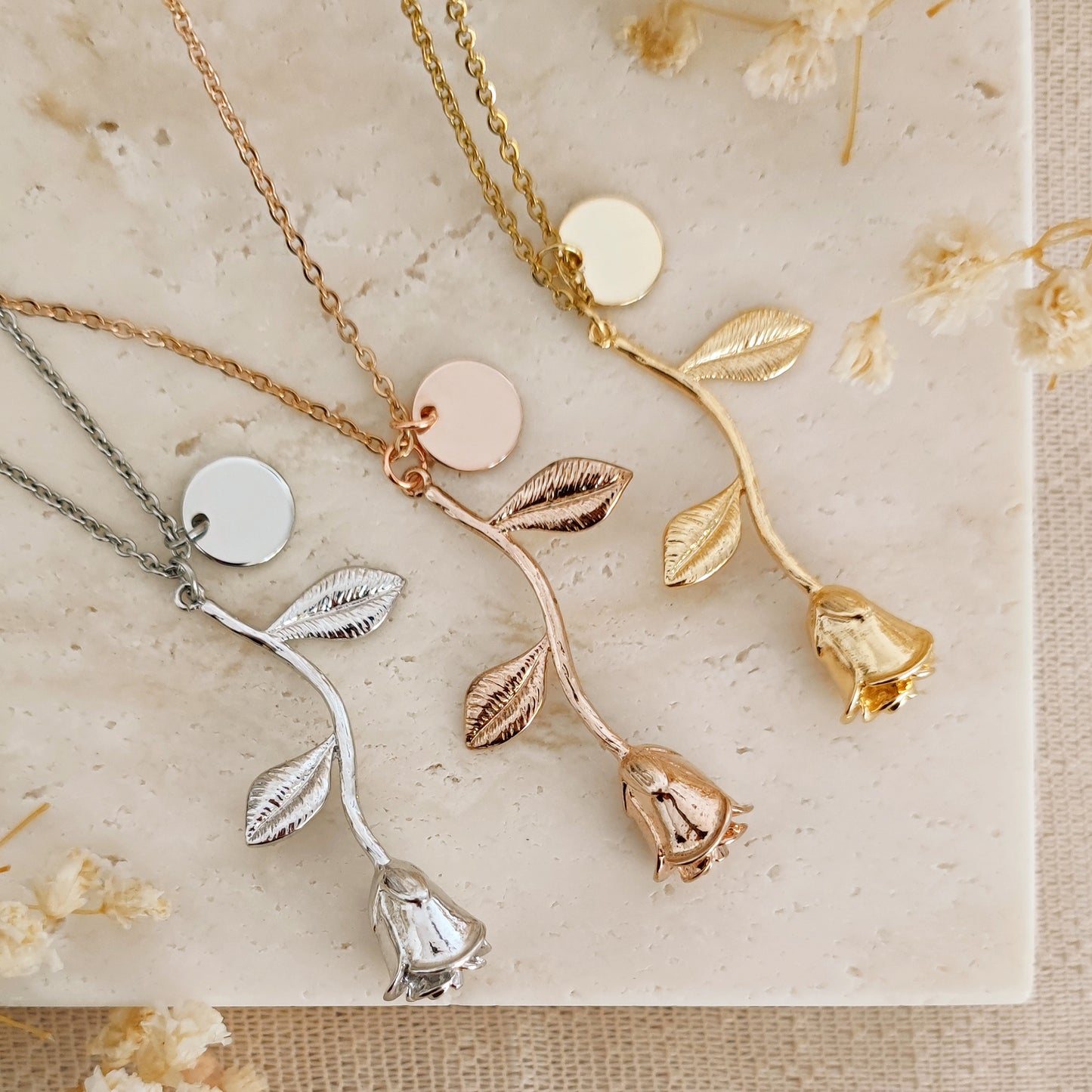 Collana "Rose in the Garden" con rosa e iniziale incisa