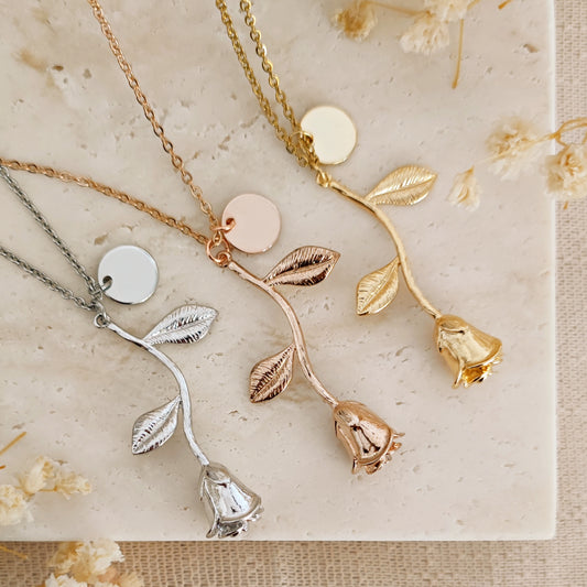 Collana "Rose in the Garden" con rosa e iniziale incisa