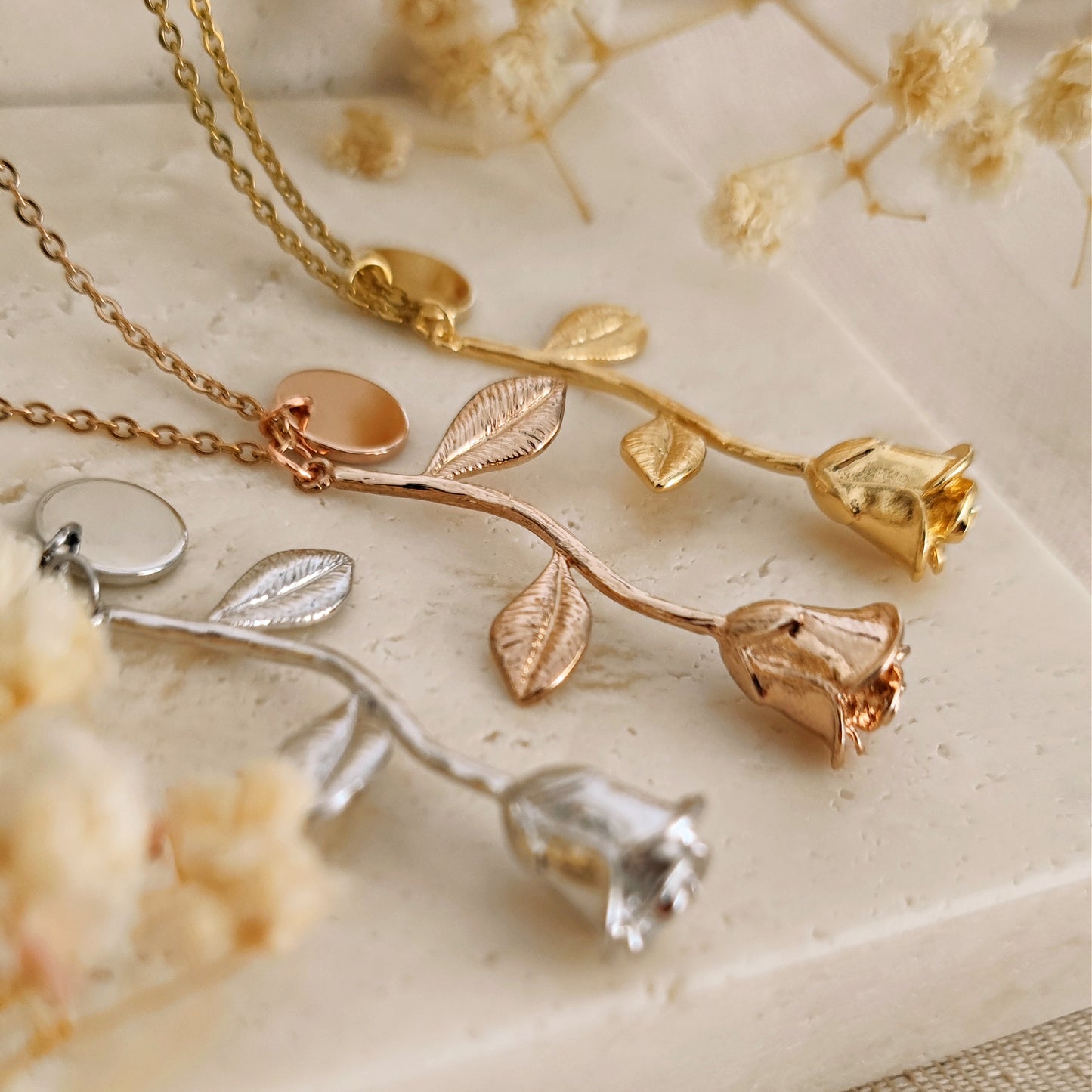 Collana "Rose in the Garden" con rosa e iniziale incisa