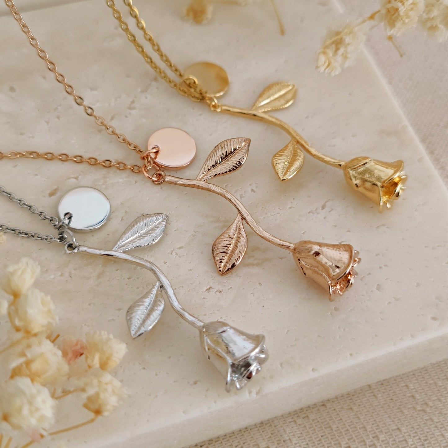 Collana "Rose in the Garden" con rosa e iniziale incisa