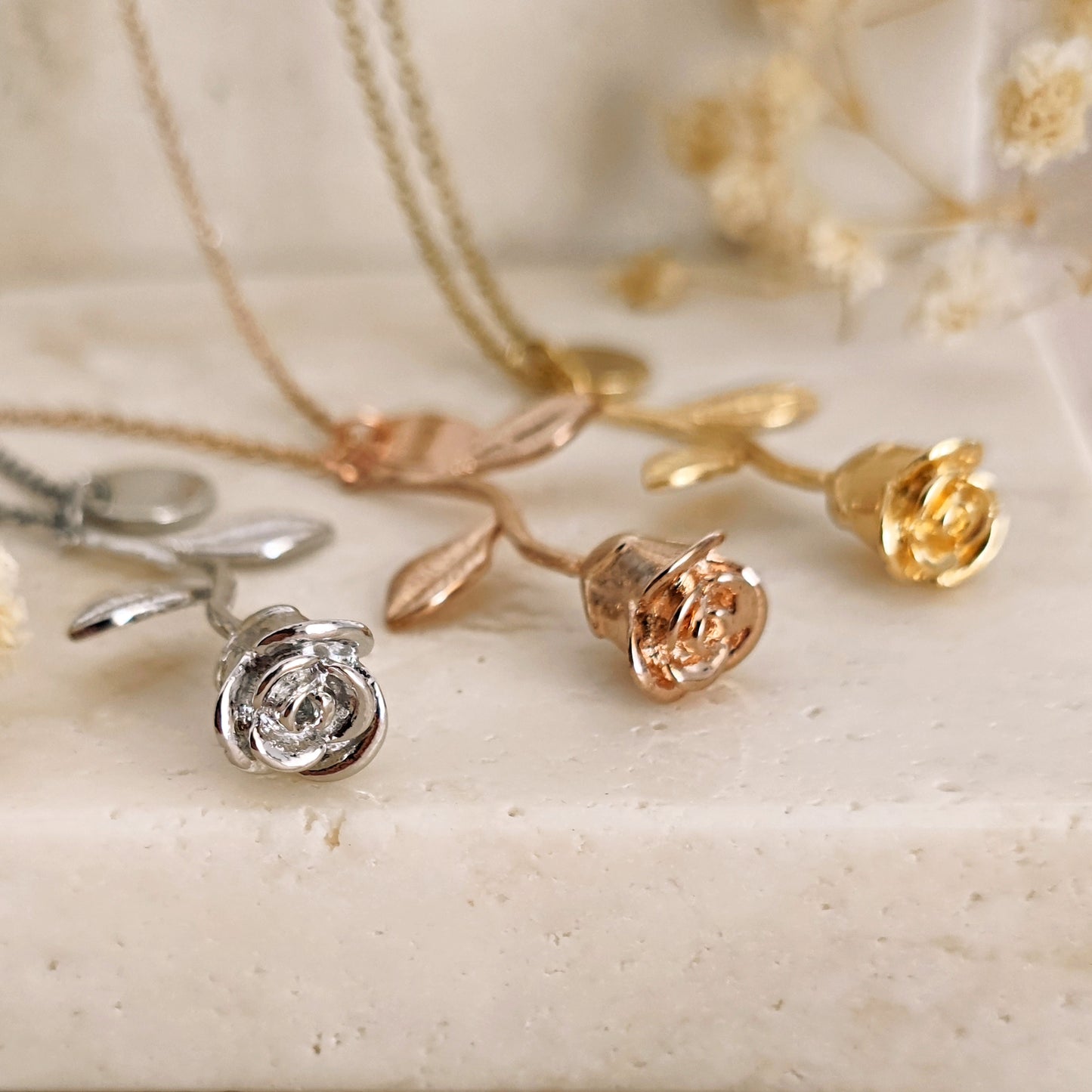 Collana "Rose in the Garden" con rosa e iniziale incisa