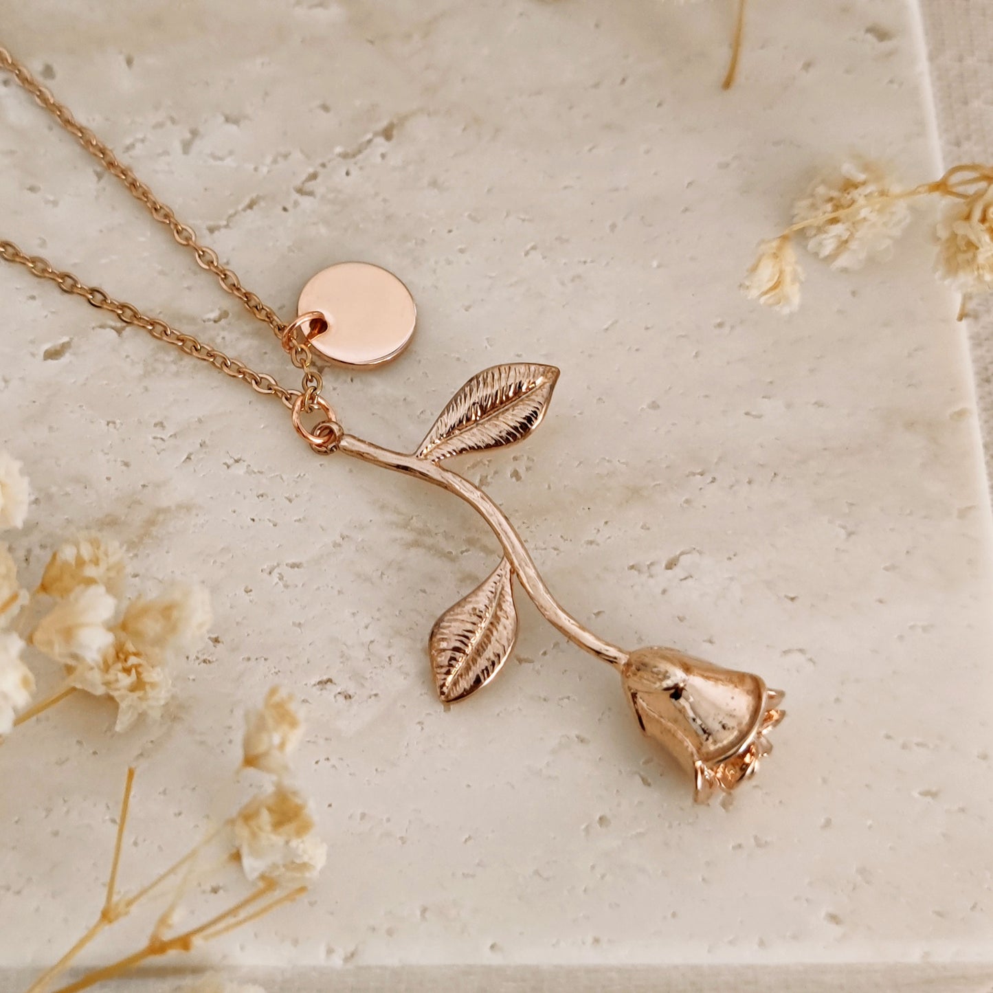 Collana "Rose in the Garden" con rosa e iniziale incisa