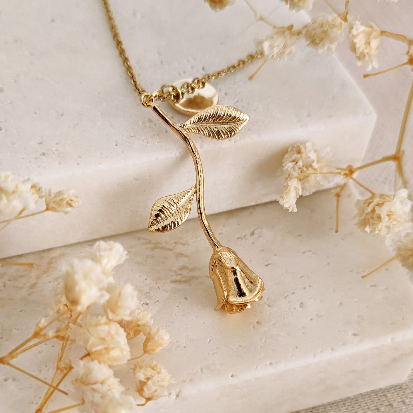 Collana "Rose in the Garden" con rosa e iniziale incisa