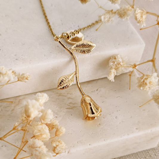 Collana "Rose in the Garden" con rosa e iniziale incisa