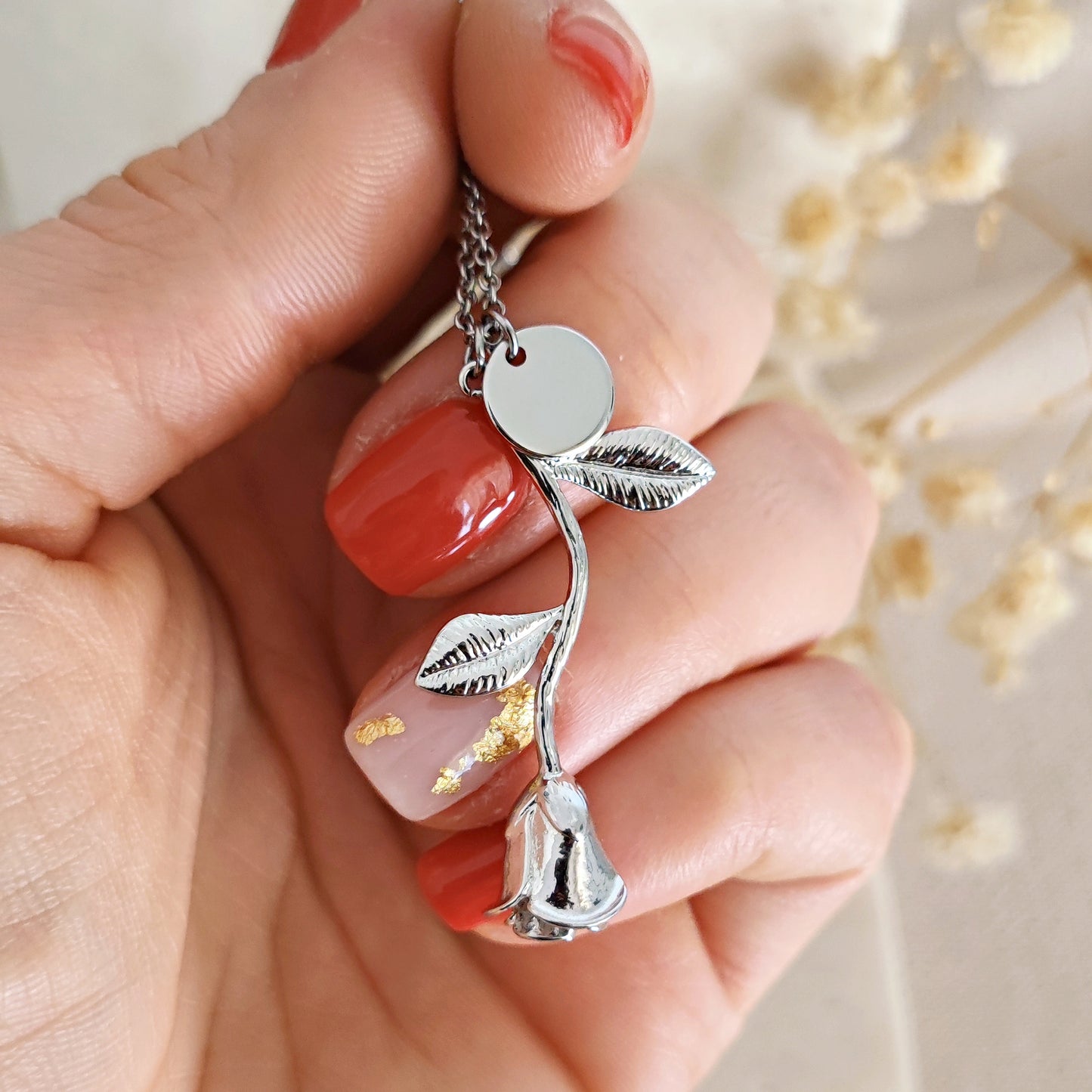 Collana "Rose in the Garden" con rosa e iniziale incisa