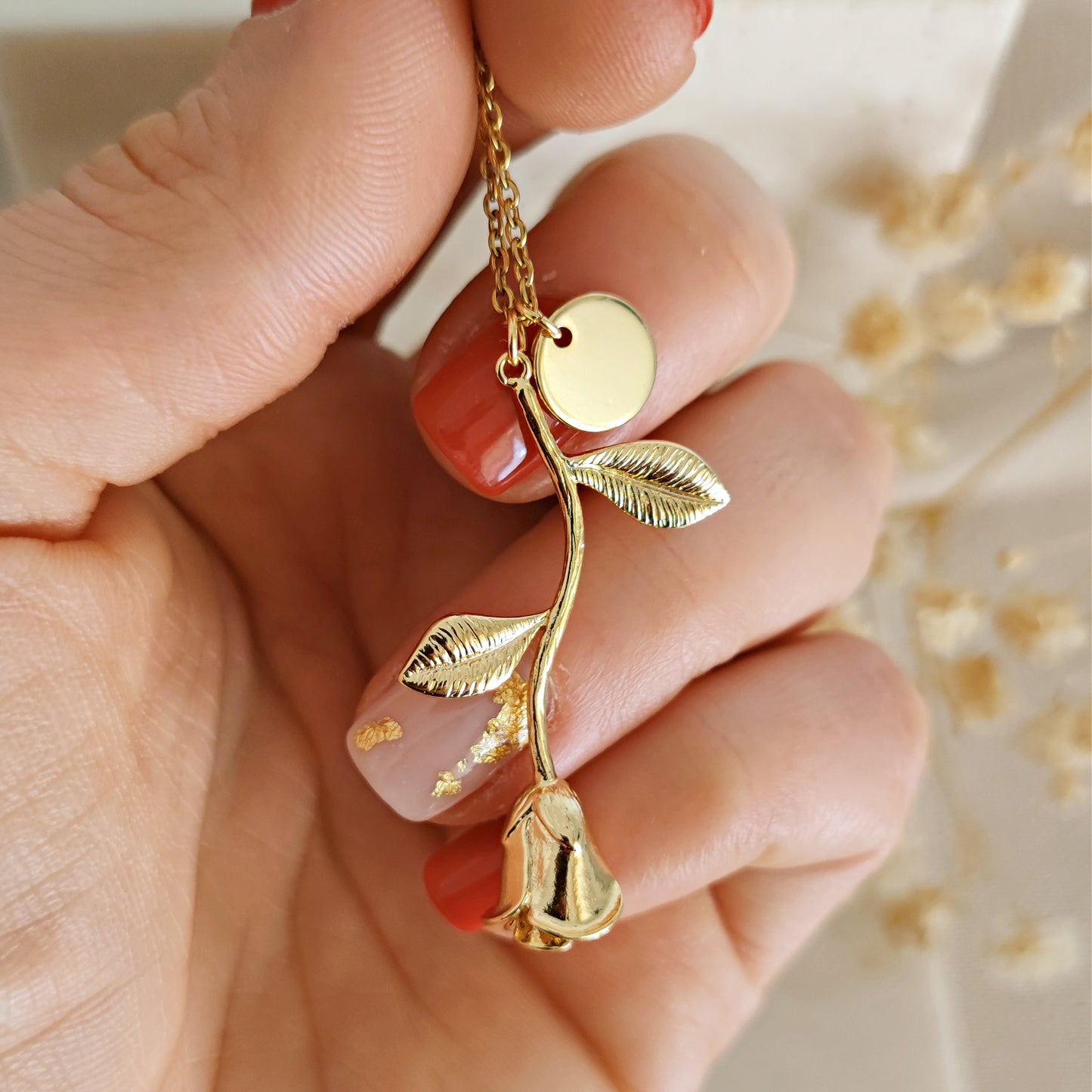 Collana "Rose in the Garden" con rosa e iniziale incisa