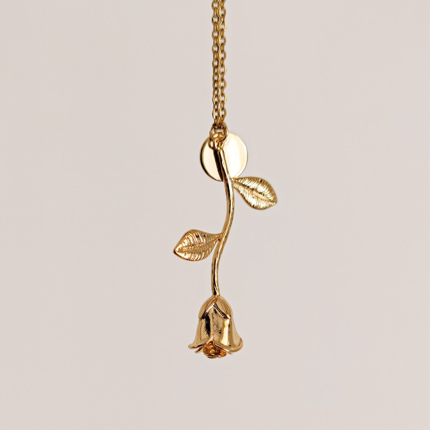 Collana "Rose in the Garden" con rosa e iniziale incisa