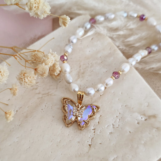 Collana di perle di fiume e cristalli con farfalla // BREENA
