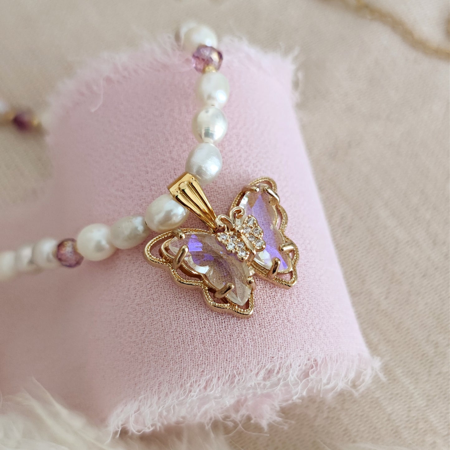 Collana di perle di fiume e cristalli con farfalla // BREENA