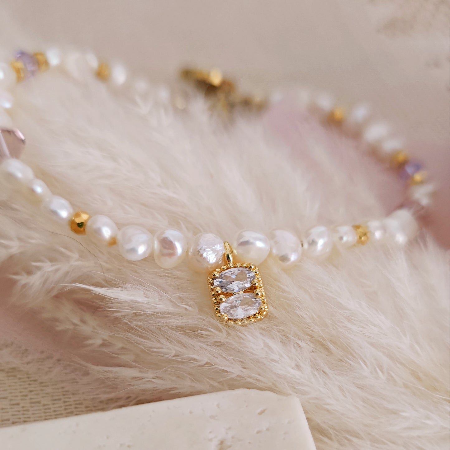 Bracciale con perle di fiume, cristalli lilla e cubic zirconia // SEBILLE