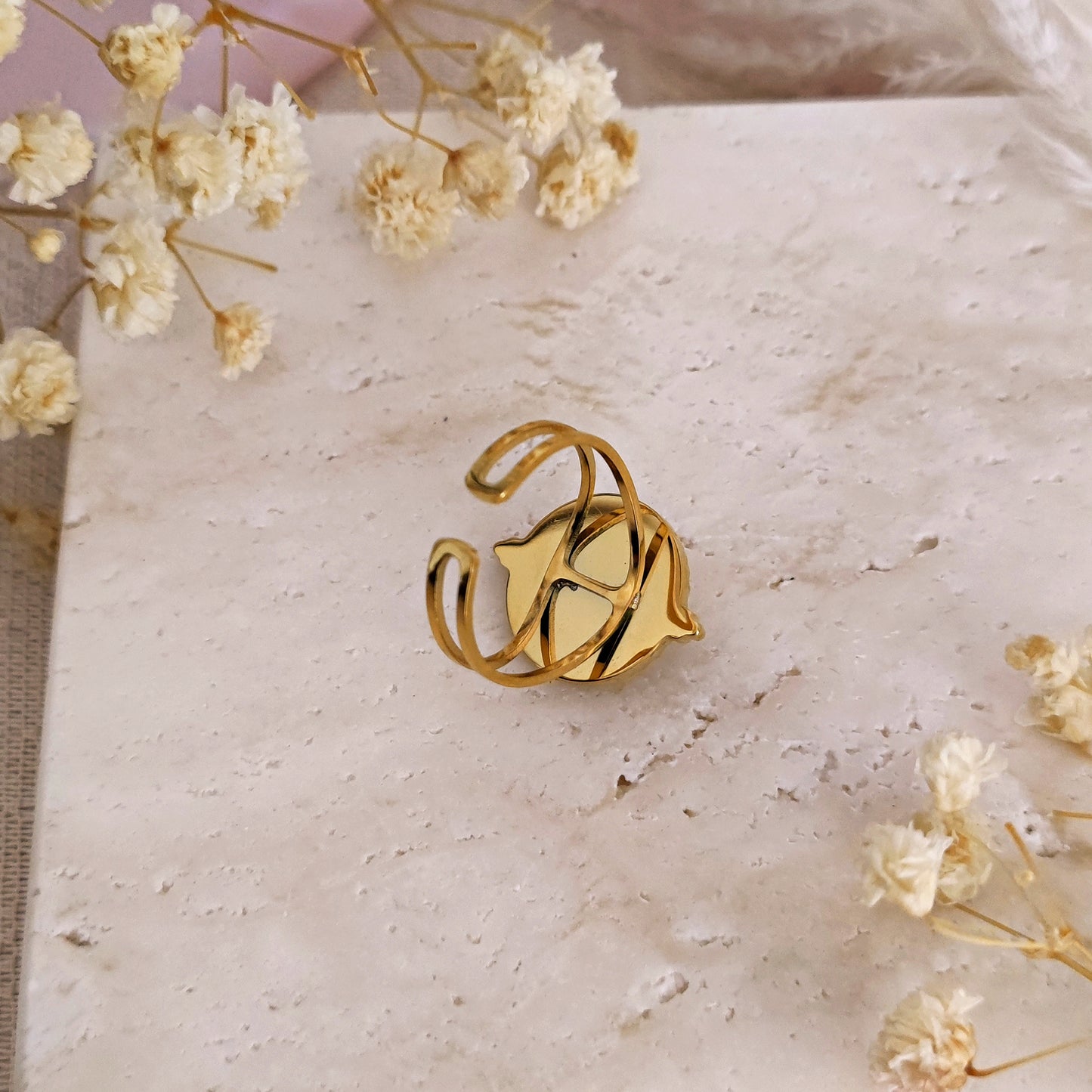 Anello scudo dorato con Ametista // DIANTHE