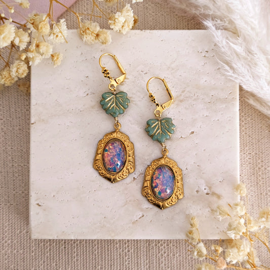Orecchini pendenti lever backs con fiori, foglie e Opali in vetro // MOOR