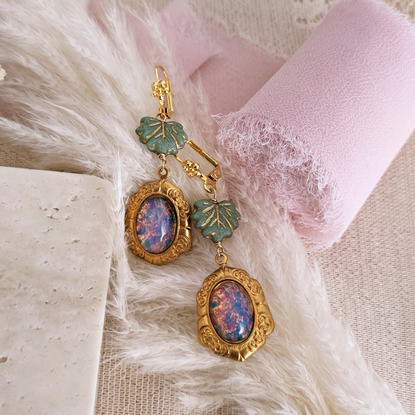 Orecchini pendenti lever backs con fiori, foglie e Opali in vetro // MOOR