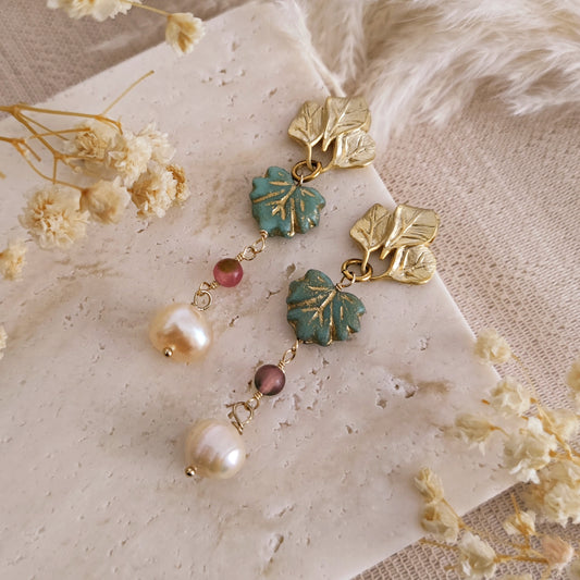 Orecchini pendenti a lobo con foglie Czech e perle // ALVAR