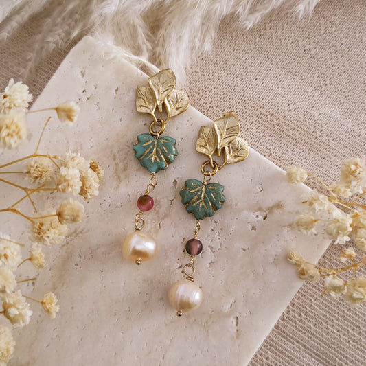 Orecchini pendenti a lobo con foglie Czech e perle // ALVAR