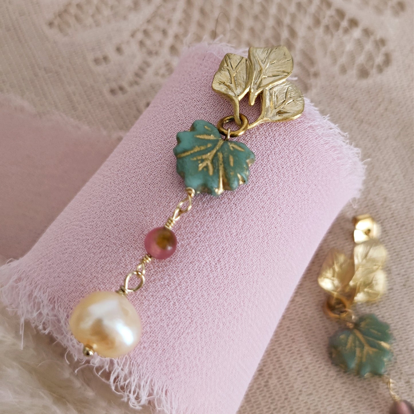 Orecchini pendenti a lobo con foglie Czech e perle // ALVAR