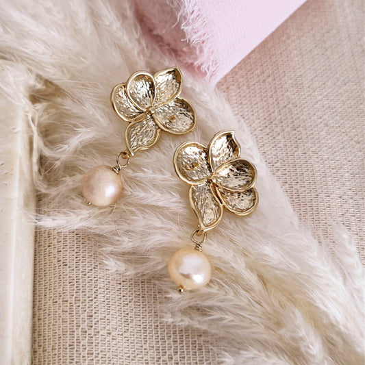 Stud earrings with flowers and freshwater pearls // MERIAL