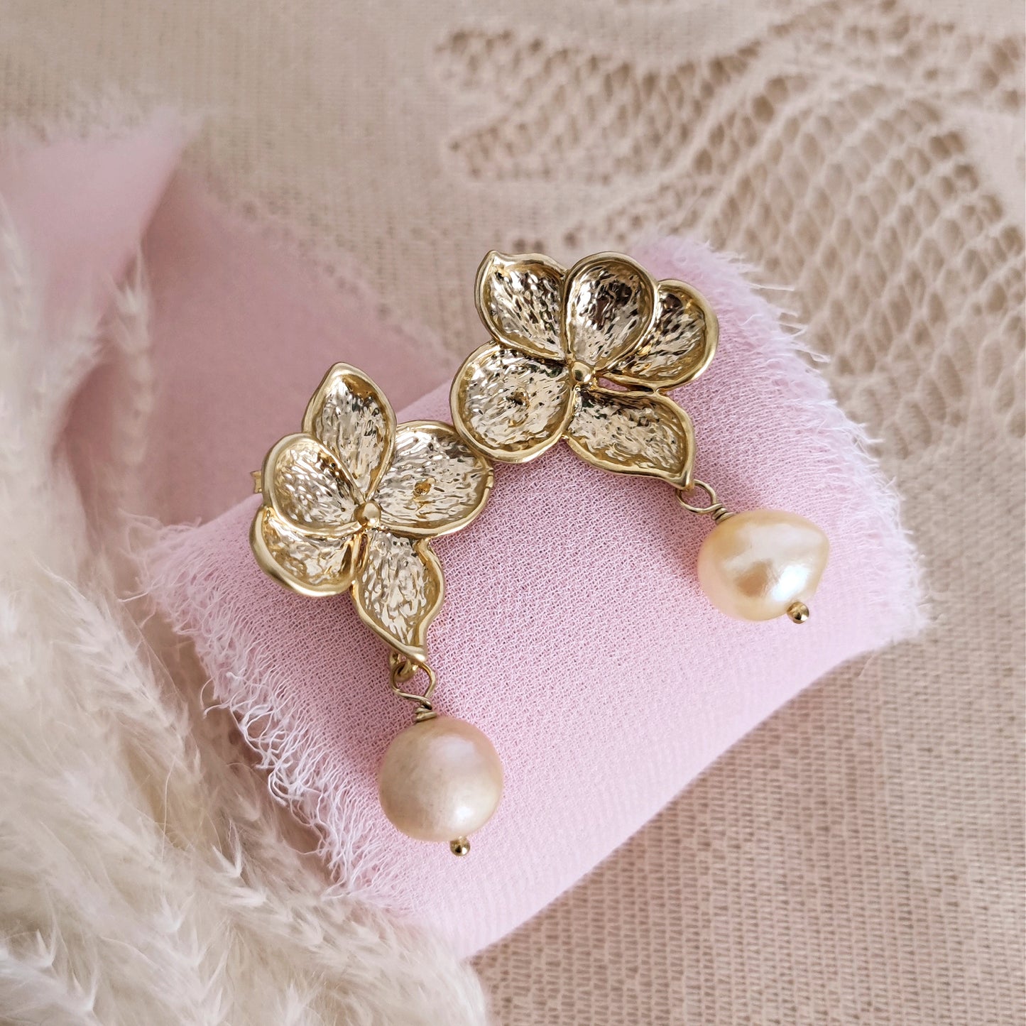 Orecchini a lobo con fiori e perle di fiume // MERIAL