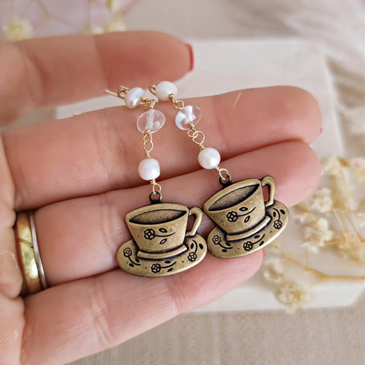 Orecchini pendenti tazzina, perle e Quarzo // CHARLOTTE